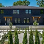 The Nomad: 4 1brs 2 24-guest Retreat