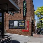 The Nomad: 4 1brs 2 24-guest Retreat Nashville