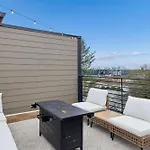 Chic Nash Townhouse Rooftop Patio And Views Holiday home *