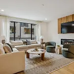 Holiday home Chic Nash Townhouse Rooftop Patio And Views