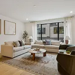Holiday home Chic Nash Townhouse Rooftop Patio And Views