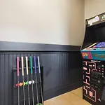 View With Hottub Rooftop Arcade Game And Parking *