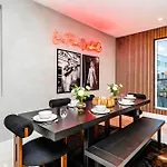 Holiday home Elevator With Rooftop Hot Tub & Spacious Yard