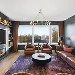 View With Hottub Rooftop Arcade Game And Parking *