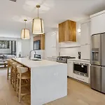 Chic Nash Townhouse Rooftop Patio And Views Holiday home *