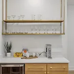 Holiday home Chic Nash Townhouse Rooftop Patio And Views *