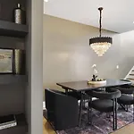 View With Hottub Rooftop Arcade Game And Parking Holiday home Nashville