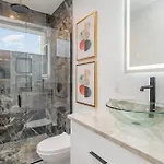 Elevator With Rooftop Hot Tub & Spacious Yard * Nashville