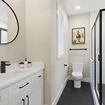 View With Hottub Rooftop Arcade Game And Parking Holiday home Nashville