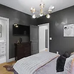 View With Hottub Rooftop Arcade Game And Parking Holiday home Nashville