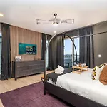 Elevator With Rooftop Hot Tub & Spacious Yard Nashville