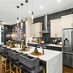 2 Homes! Broadway Views, Rooftops & Karaoke