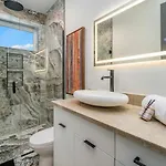 Elevator With Rooftop Hot Tub & Spacious Yard