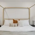 Holiday home Chic Nash Townhouse Rooftop Patio And Views