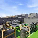 View With Hottub Rooftop Arcade Game And Parking Nashville