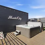 Holiday home View With Hottub Rooftop Arcade Game And Parking Nashville