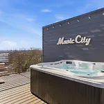 View With Hottub Rooftop Arcade Game And Parking Holiday home