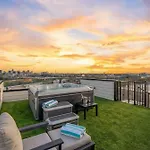Holiday home Elevator With Rooftop Hot Tub & Spacious Yard