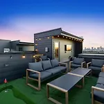 View With Hottub Rooftop Arcade Game And Parking