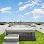 Elevator With Rooftop Hot Tub & Spacious Yard Holiday home *