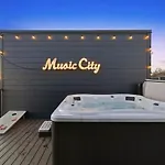 View With Hottub Rooftop Arcade Game And Parking Holiday home Nashville