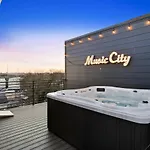 View With Hottub Rooftop Arcade Game And Parking Holiday home