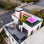 Elevator With Rooftop Hot Tub & Spacious Yard Holiday home *