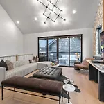 Holiday home The Modern Cowboy - Hot Tub & Rooftop On Music Row *