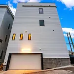 Elevator With Rooftop Hot Tub & Spacious Yard Holiday home *