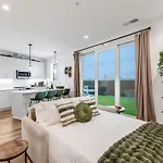 Huge Private Patio With Games & Skyline Views Apartment *