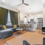 The Velvet Vinyl- Private Rooftop & Near Broadway Holiday home *
