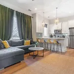 Holiday home The Velvet Vinyl- Private Rooftop & Near Broadway