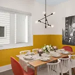 Holiday home King 3br Retreat & 2-car Garage East