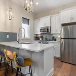 The Velvet Vinyl- Private Rooftop & Near Broadway Holiday home Nashville
