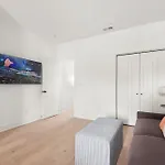 True Hue - Private Patio - Mins To Broadway