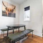 The Velvet Vinyl- Private Rooftop & Near Broadway *