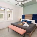 Holiday home King 3br Retreat & 2-car Garage East