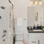 King 3br Retreat & 2-car Garage East *