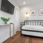 The Velvet Vinyl- Private Rooftop & Near Broadway Holiday home