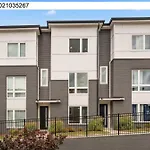 King 3br Retreat & 2-car Garage East Holiday home *