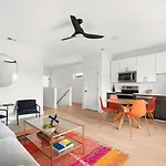 Modern Palette - Private Patio - Mins To Broadway Holiday home