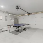 Holiday home Rooftop Fire Pit + River Views 4br Sleeps 12 *