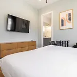 Holiday home The Velvet Vinyl- Private Rooftop & Near Broadway