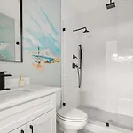 Modern Palette - Private Patio - Mins To Broadway Holiday home *