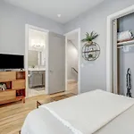 Holiday home Rooftop Fire Pit + River Views 4br Sleeps 12 *
