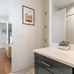 Holiday home The Velvet Vinyl- Private Rooftop & Near Broadway