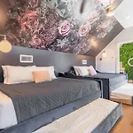 The Velvet Vinyl- Private Rooftop & Near Broadway Holiday home Nashville