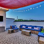 Rooftop Fire Pit + River Views 4br Sleeps 12 Holiday home *