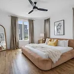 Townhouse With Rooftop & Modern Comfort *