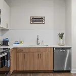 Modern 1br Walk To Gulch And Broadway